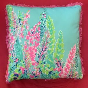Square patterned pillow